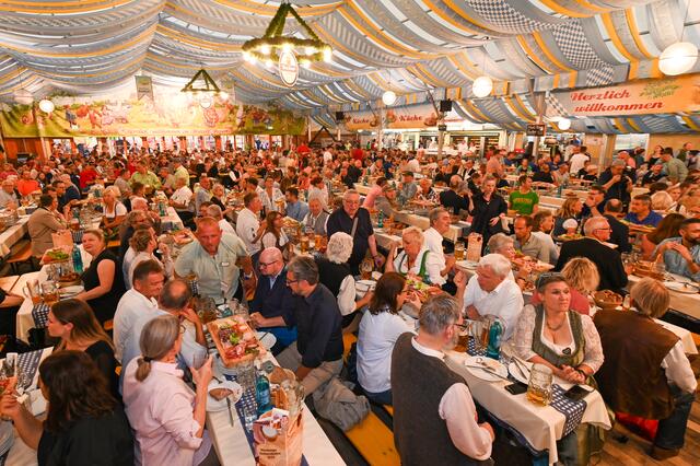 Mit zwei satten Schlägen hat Nürnbergs Oberbürgermeister Markus König das erste Fass Tucher Festbier auf dem Nürnberger Herbstvolksfest angestochen. Mit dabei: Bayerns Ministerpräsident Dr. Markus Söder, sein Stellvertreter und
Wirtschaftsminister Hubert Aiwanger.  | Foto: © Berny Meyer/Südd. Schaustellerverband