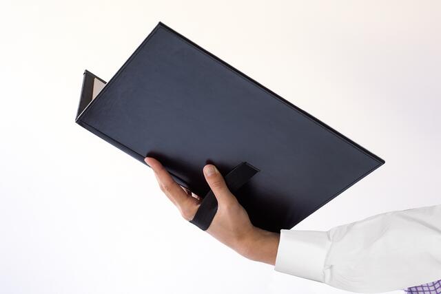 Die Gewinner erhalten auch die Notenmappe mit Handgurt von Leuchtturm 1917. | Foto: oh