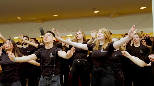 Die Chorprobe: Wie aus sing-begeisterten Menschen Chöre von mitreißender musikalischer Intensität entstehen.  | Foto: © Neue Visionen Filmverleih