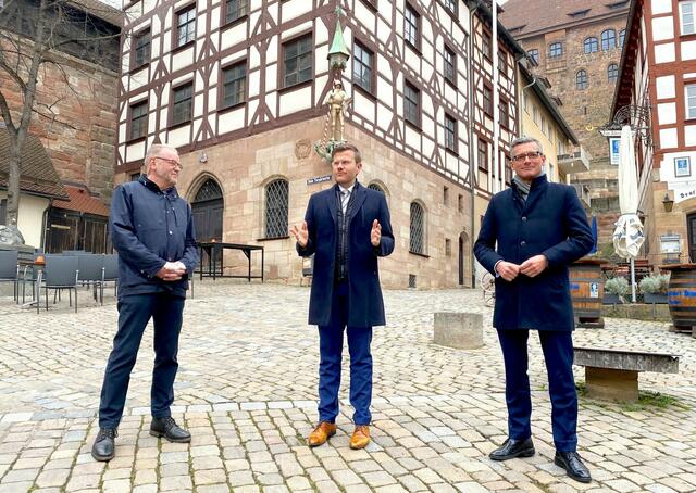 Große Freude bei allen Beteiligten: Die Altstadtfreunde übernahmen zum 1. April 2022 das Pilatushaus in Erbpacht von der Stadt Nürnberg. OB Marcus König (Mitte): ,,Bei den Altstadtfreunden ist das Pilatushaus in den besten Händen !" Links im Bild Altstadtfreunde-Chef Karl-Heinz Enderle und Wirtschaftsreferent Dr. Michael Fraas (r.).  | Foto: Nicole Fuchsbauer