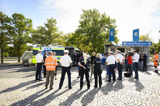 Innenminister Joachim Herrmann stellt gemeinsam mit Verkehrsexperten der oberfränkischen Polizei ein neues hochmodernes Fahrzeug zur verstärkten Kontrolle des Schwerverkehrs vor. | Foto: stmi.bayern/Uwe Niklas