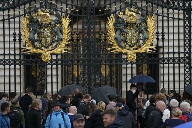 Menschen versammelten sich vor dem Buckingham Palace in London.  | Foto: Frank Augstein/AP/dpa