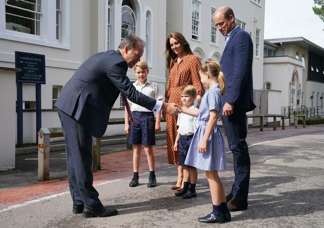 Eingewöhnungstag für die jungen Royals: Schulleiter Jonathan Perry begrüßt William, Kate und die Kinder.  | Foto: Jonathan Brady/PA Media/dpa