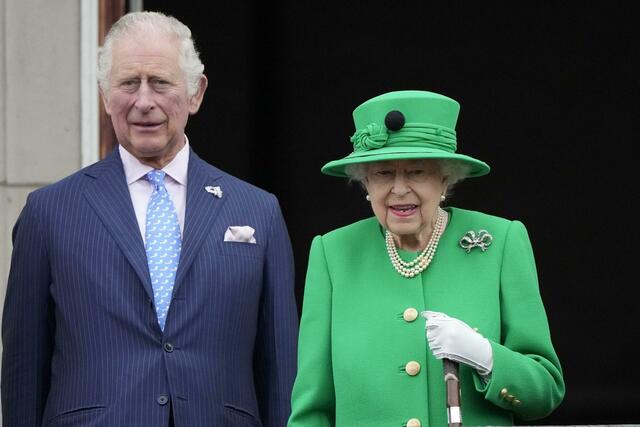 Die britische Königin Elizabeth II. und Charles, Prinz von Wales, bei den Feierlichkeiten zum Platinjubiläum der Queen. Charles ist nach dem Tod seiner Mutter nun König.  | Foto: Frank Augstein/Pool AP/dpa