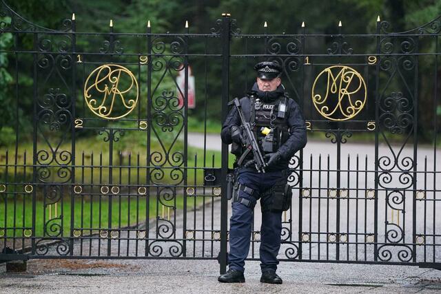 Ein bewaffneter Polizist steht vor den Toren von Balmoral in Schottland, wo die britische Königin unter ärztlicher Aufsicht steht.  | Foto: Andrew Milligan/PA Wire/dpa