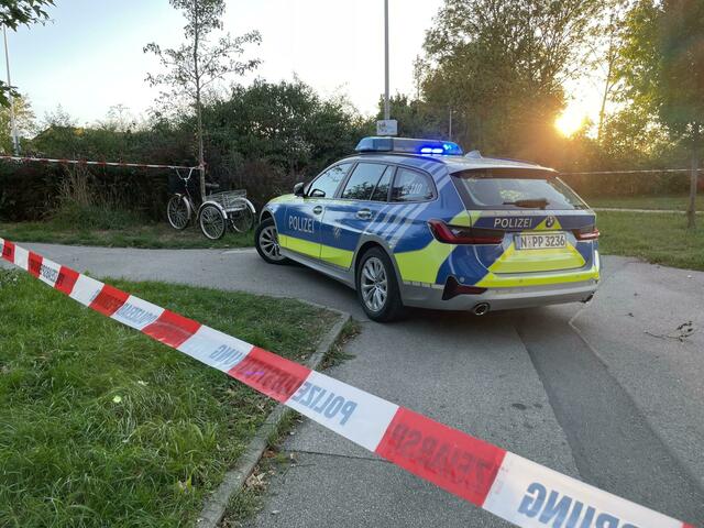 Ein Polizeiauto steht hinter Absperrband, nachdem ein Mann mehrere Passanten angegriffen hatt. | Foto: Friedrich/vifogra/dpa