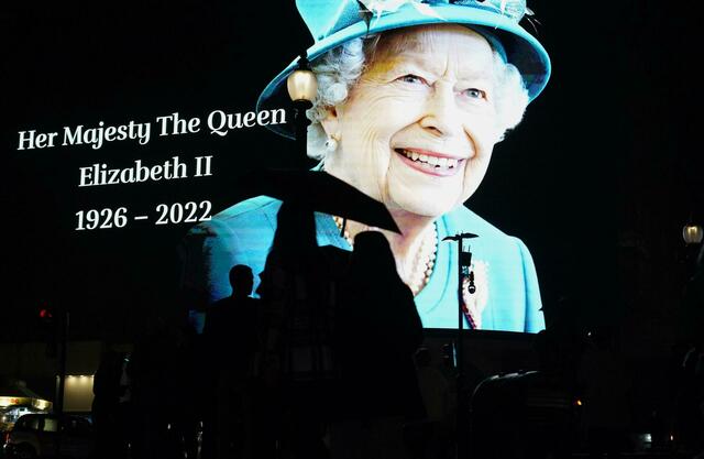 Am Piccadilly Circus wird der Queen gedacht.  | Foto: Alberto Pezzali/AP/dpa