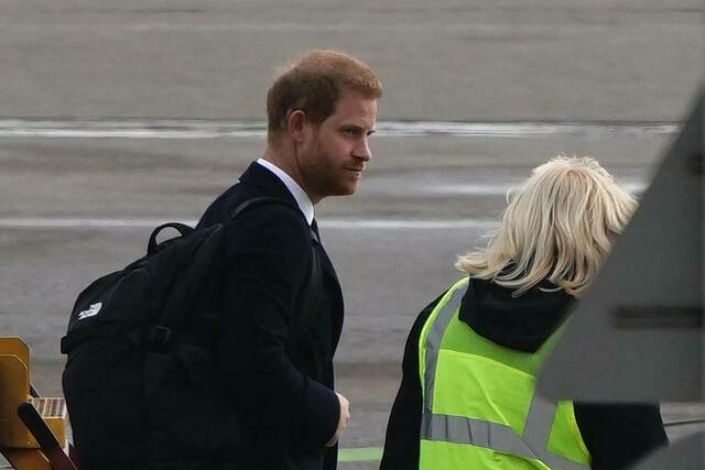 Prinz Harry ist auf dem Flughafen von Aberdeen auf dem Weg zum Flugzeug.  | Foto: Aaron Chown/PA Wire/dpa