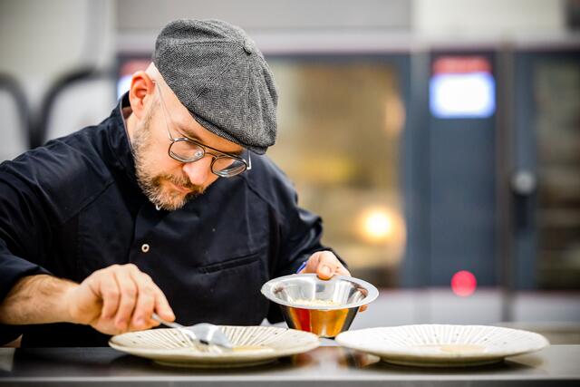 Benedikt Faust - TV- und Starkoch aus Würzburg - höchste Konzentration und Perfektion. | Foto: Teatrino