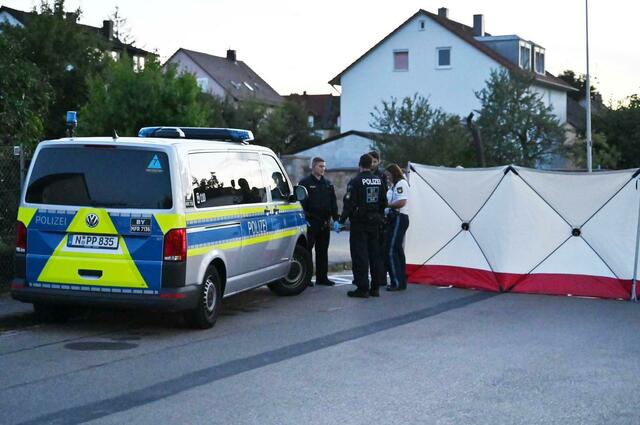 Polizisten nach dem Tod des Angreifers, der in Ansbach mindestens zwei Menschen mit einem Messer verletzt hat. | Foto: Bauernfeind/vifogra/dpa