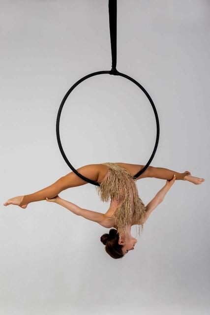 Katerina Rudik - grazile Akrobatik mit Luftring. | Foto: Teatrino