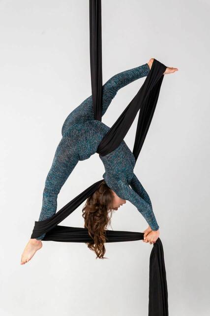 Katerina Rudik - atemberaubende Showacts mit dem Vertikaltuch. | Foto: Teatrino