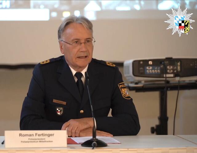 Der Polizeipräsident des Polizeipräsidiums Mittelfranken Roman Fertinger informierte über den aktuellen Ermittlungsstand nach einem Messerangriff in der Ansbacher Innenstadt. | Foto: Screenshot/nf
