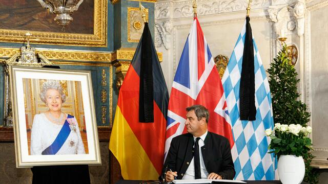 Ministerpräsident Dr. Markus Söder trägt sich in der Hofkapelle der Residenz in das Kondolenzbuch zur Ehren von Königin Elizabeth II. ein.  | Foto: Bayerische Staatskanzlei/Bayern.de