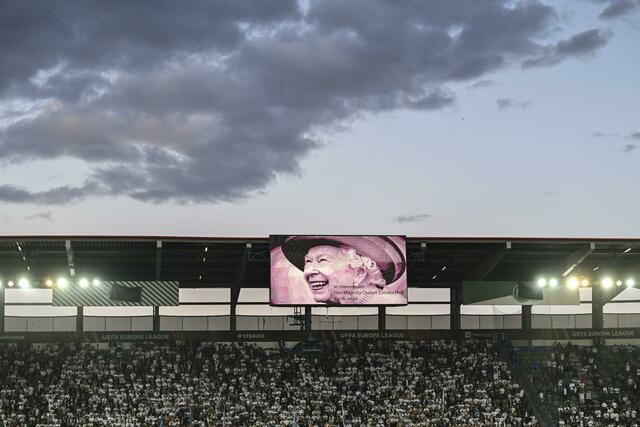 Beim UEFA-Europa-League-Spiel zwischen dem FC Zürich und Arsenal England wird der Queen gedacht.  | Foto:  Gian Ehrenzeller/KEYSTONE/dpa