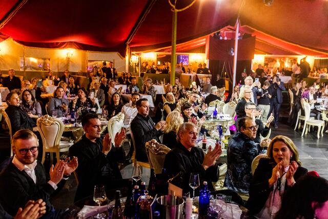 Begeistertes Publikum im TEATRINO Showzelt. | Foto: Teatrino