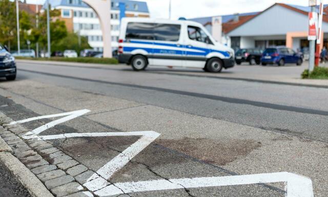 Ein Polizeiwagen fährt am mutmaßlichen Tatort vorbei. | Foto: Daniel Karmann/dpa
