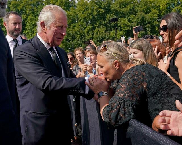 König Charles III. schüttelt vor dem Buckingham-Palast viele Hände.  | Foto: Foto: Kirsty Wigglesworth/AP/dpa