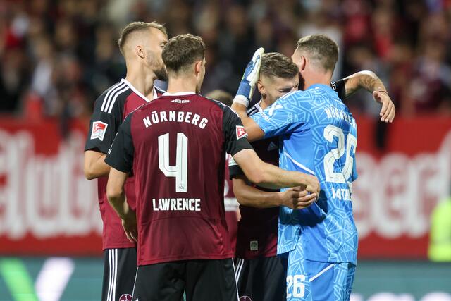 Die Nürnberger Spieler jubeln über ihren Sieg. | Foto: Daniel Karmann/dpa