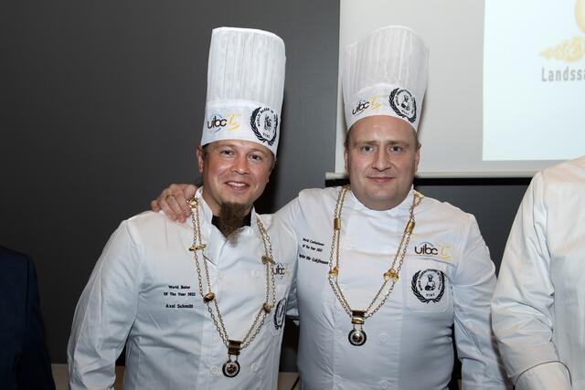 Er hat es gerockt: Axel Schmitt (l.) wurde zum "Worlbaker of the Year 2022" ernannt. Sig­urður Már Guðjóns­son aus Island wurde weltbester Konditor.  | Foto: UIBC