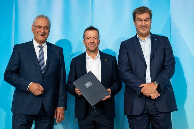 Drei Franken: Bayerns Innenminister Joachim Herrmann (l.) und Ministerpräsident Dr. Markus Söder mit dem neuen Botschafter des Sports Fußball-Legende Lothar Matthäus.  | Foto: Sebastian Widmann/Bayerisches Innenministerium