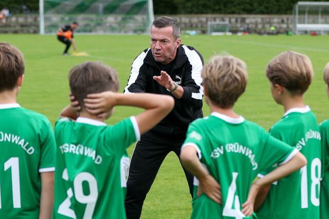 Fußball-Rekordnationalspieler Lothar Matthäus trainiert mit großer Freude die E-Jugend-Mannschaft seines Sohnes. «Ich will für die Jungs das Beste, dass sie Spaß haben und sich vielleicht weiterentwickeln», s0 der 61-Jährige. | Foto: Christian Kolbert/Kolbert-Press/dpa/Archivbild