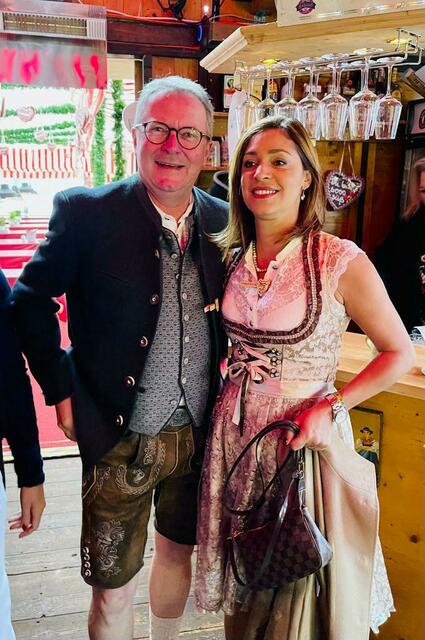 Nürnbergs VIPs feiern am Altstadtfest beim MarktSpiegel Weißwurstfrühstück im legendären Kuhstall. | Foto: mask