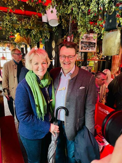 Nürnbergs VIPs feiern am Altstadtfest beim MarktSpiegel Weißwurstfrühstück im legendären Kuhstall. | Foto: mask