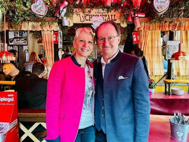 Nürnbergs VIPs feiern am Altstadtfest beim MarktSpiegel Weißwurstfrühstück im legendären Kuhstall. | Foto: mask