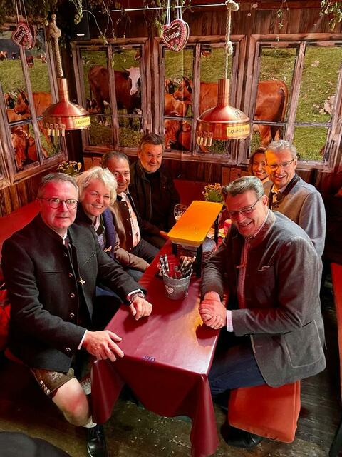 Nürnbergs VIPs feiern am Altstadtfest beim MarktSpiegel Weißwurstfrühstück im legendären Kuhstall. | Foto: mask