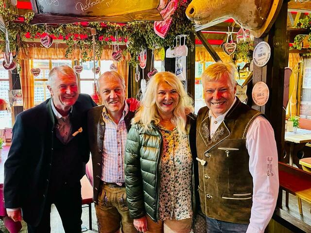 Nürnbergs VIPs feiern am Altstadtfest beim MarktSpiegel Weißwurstfrühstück im legendären Kuhstall. | Foto: mask