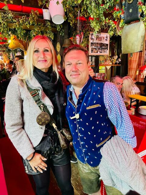 Nürnbergs VIPs feiern am Altstadtfest beim MarktSpiegel Weißwurstfrühstück im legendären Kuhstall. | Foto: mask