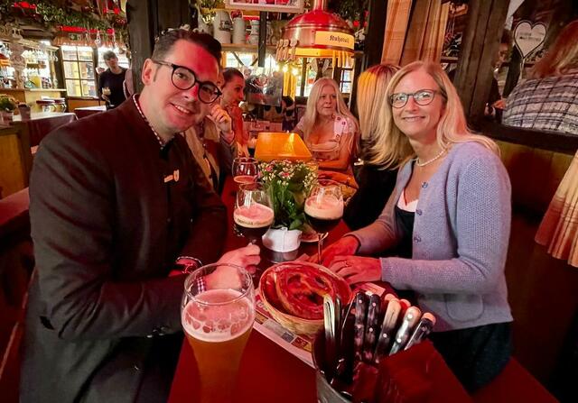 Nürnbergs VIPs feiern am Altstadtfest beim MarktSpiegel Weißwurstfrühstück im legendären Kuhstall. | Foto: mask