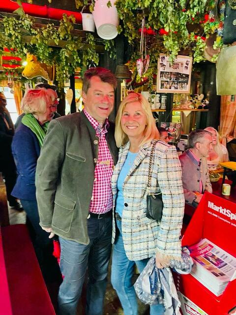 Nürnbergs VIPs feiern am Altstadtfest beim MarktSpiegel Weißwurstfrühstück im legendären Kuhstall. | Foto: mask