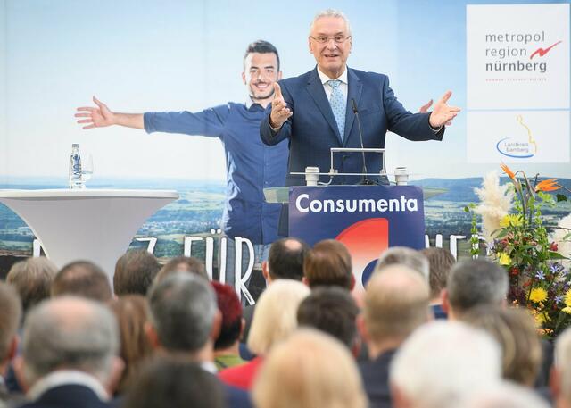 Joachim Herrmann, Bayerischer Innenminister, bei der Eröffnung der Consumenta 2021. | Foto: Consumenta.de