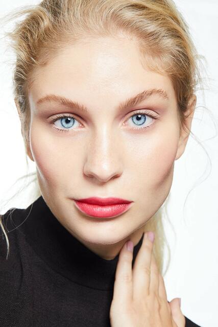 Bei unserem No-Make-up-Look bringt eine getönte Tagescreme mit einem Hauch Rouge auf den Wangen den Teint zum Strahlen. Für noch mehr Frische wird ein roséfarbener Lidschatten vom inneren Augenwinkel in die Lidfalte nach außen verblendet und das bewegliche Lid mit einem Nudeton ausschattiert. Die Wimpern werden lediglich mit einer Wimpernzange in Form gebracht und für einen ganz natürlichen Look mit einem farblosen Augenbrauengel getuscht. Die Augenbrauen wurden für einen ausdrucksstarken Look mit dem Refectocil Eyebrown Lamination geliftet und dauerhaft umgeformt. Lips in Focus: Die Lippen werden mit einem hellroten Lippenstift nur akzentuiert, um die Weichheit des gesamten Looks zu unterstreichen. | Foto: ZENTRALVERBAND DES DEUTSCHEN FRISEURHANDWERKS