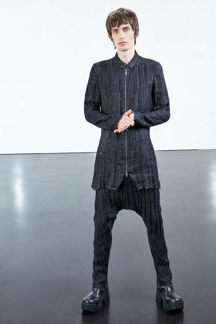 Dieser Look lebt von den filigran ausgearbeiteten und perfekt auf das Gesicht abgestimmten Konturen. Ein auffällig ins Gesicht frisierter Pony und die insgesamt vollen Konturen sorgen für urbane Modernität.  | Foto: ZENTRALVERBAND DES DEUTSCHEN FRISEURHANDWERKS