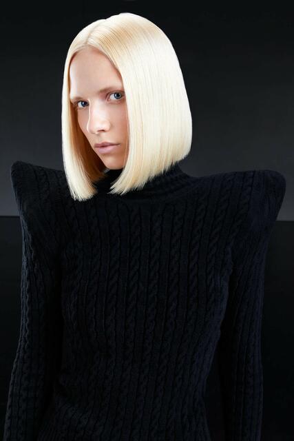 Der Bob bekommt ein Styling-Update: Geradlinig, bis unterhalb des Kinns geschnitten und in einem klaren Lichtblond zieht ein kühler und sehr straighter Look in das Jahr 2023 ein. | Foto: ZENTRALVERBAND DES DEUTSCHEN FRISEURHANDWERKS