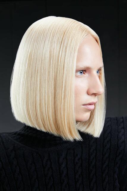 Der Bob bekommt ein Styling-Update: Geradlinig, bis unterhalb des Kinns geschnitten und in einem klaren Lichtblond zieht ein kühler und sehr straighter Look in das Jahr 2023 ein. | Foto: ZENTRALVERBAND DES DEUTSCHEN FRISEURHANDWERKS