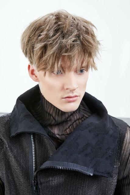Die Trendfrisur der Gen Z überzeugt auch im Messy-Look. Dazu einfach das volle Deckhaar mit einem Stylingprodukt durchkneten und die Struktur ausarbeiten. So entsteht ein urbaner, moderner Look, der absolut dem Zeitgeist entspricht.  | Foto: ZENTRALVERBAND DES DEUTSCHEN FRISEURHANDWERKS