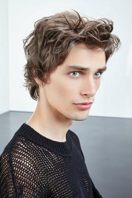 Für die Undone-Variante einfach das Haar mit einer Styling-Paste durchkneten und locker aus dem Gesicht frisieren.  | Foto: ZENTRALVERBAND DES DEUTSCHEN FRISEURHANDWERKS