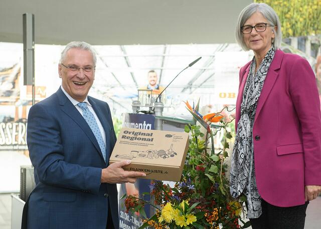 Joachim Herrmann, Bayerischer Innenminister, und Dr. Christa Standecker, Geschäftsführerin der Metropolregion Nürnberg. | Foto: Consumenta.de