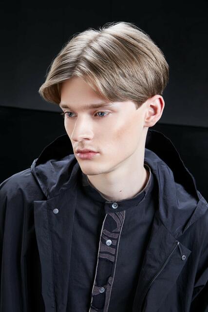 Der Y2K-Trend hält an und somit auch der Mittelscheitel im Boyband-Style.  | Foto: ZENTRALVERBAND DES DEUTSCHEN FRISEURHANDWERKS