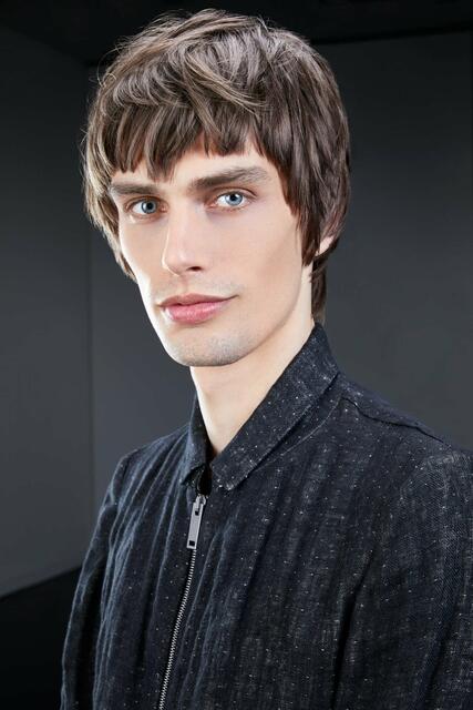 Dieser Look lebt von den filigran ausgearbeiteten und perfekt auf das Gesicht abgestimmten Konturen. Ein auffällig ins Gesicht frisierter Pony und die insgesamt vollen Konturen sorgen für urbane Modernität.  | Foto: ZENTRALVERBAND DES DEUTSCHEN FRISEURHANDWERKS