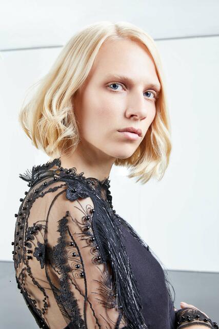 Der Bob ist absolut vielseitig. Locker getragen mit weichen Wellen, Schwung und Volumen mutet er sehr feminin an. Die Trendfrisur muss also nicht immer perfekt gestylt und glattgezogen sein - im Gegenteil, der Italian Bob darf gerne auch undone getragen werden und zu einem echten Wave-Wonder werden. | Foto: ZENTRALVERBAND DES DEUTSCHEN FRISEURHANDWERKS