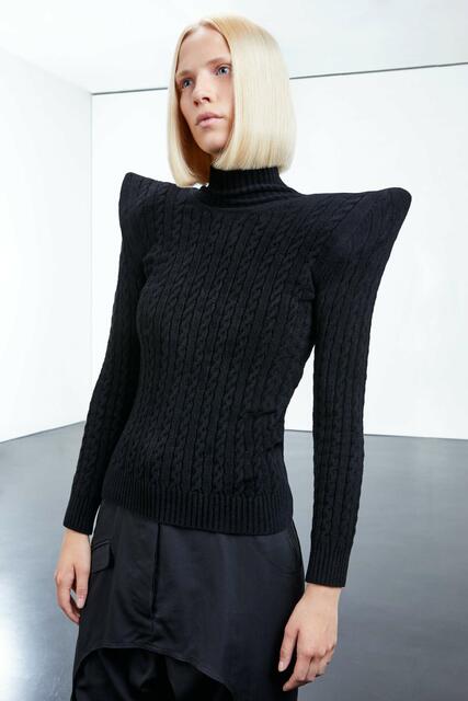Der Bob bekommt ein Styling-Update: Geradlinig, bis unterhalb des Kinns geschnitten und in einem klaren Lichtblond zieht ein kühler und sehr straighter Look in das Jahr 2023 ein. | Foto: ZENTRALVERBAND DES DEUTSCHEN FRISEURHANDWERKS