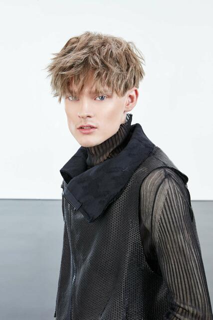 Die Trendfrisur der Gen Z überzeugt auch im Messy-Look. Dazu einfach das volle Deckhaar mit einem Stylingprodukt durchkneten und die Struktur ausarbeiten. So entsteht ein urbaner, moderner Look, der absolut dem Zeitgeist entspricht.  | Foto: ZENTRALVERBAND DES DEUTSCHEN FRISEURHANDWERKS