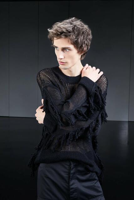 Für die Undone-Variante einfach das Haar mit einer Styling-Paste durchkneten und locker aus dem Gesicht frisieren.  | Foto: ZENTRALVERBAND DES DEUTSCHEN FRISEURHANDWERKS