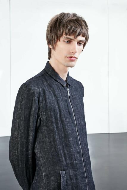 Dieser Look lebt von den filigran ausgearbeiteten und perfekt auf das Gesicht abgestimmten Konturen. Ein auffällig ins Gesicht frisierter Pony und die insgesamt vollen Konturen sorgen für urbane Modernität.  | Foto: ZENTRALVERBAND DES DEUTSCHEN FRISEURHANDWERKS