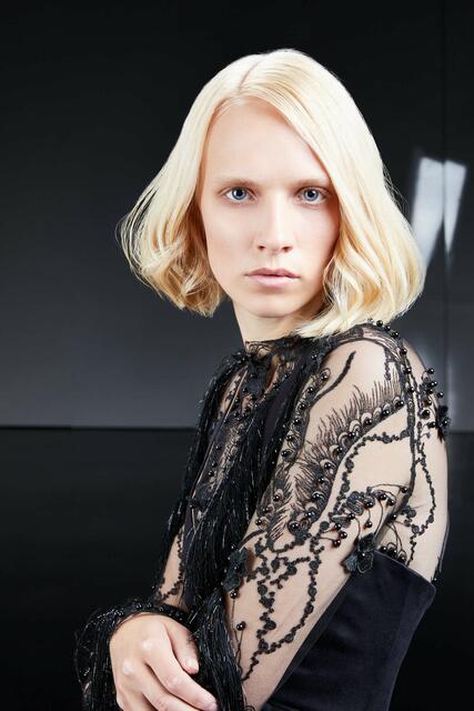 Der Bob ist absolut vielseitig. Locker getragen mit weichen Wellen, Schwung und Volumen mutet er sehr feminin an. Die Trendfrisur muss also nicht immer perfekt gestylt und glattgezogen sein - im Gegenteil, der Italian Bob darf gerne auch undone getragen werden und zu einem echten Wave-Wonder werden. | Foto: ZENTRALVERBAND DES DEUTSCHEN FRISEURHANDWERKS